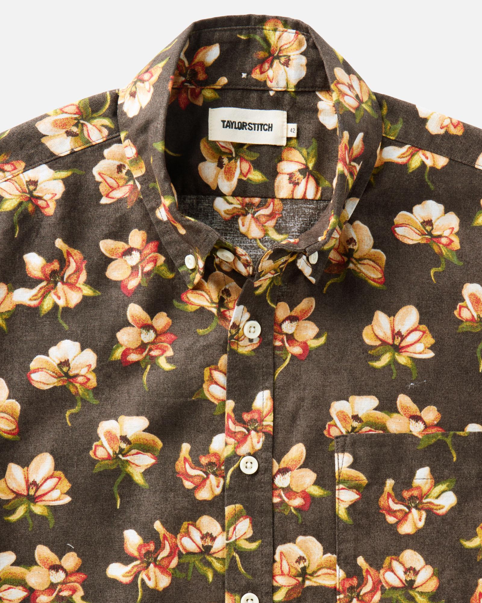 material shot of the collar on The Short Sleeve Jack in Magnolia, Wovens by Taylor Stitch