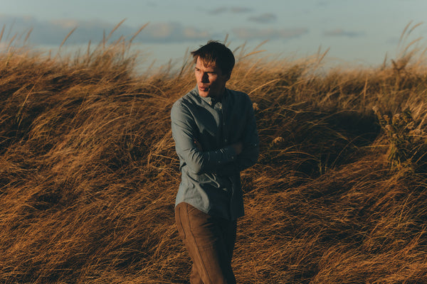 fit model walking wearing The Jack in Washed Indigo Oxford