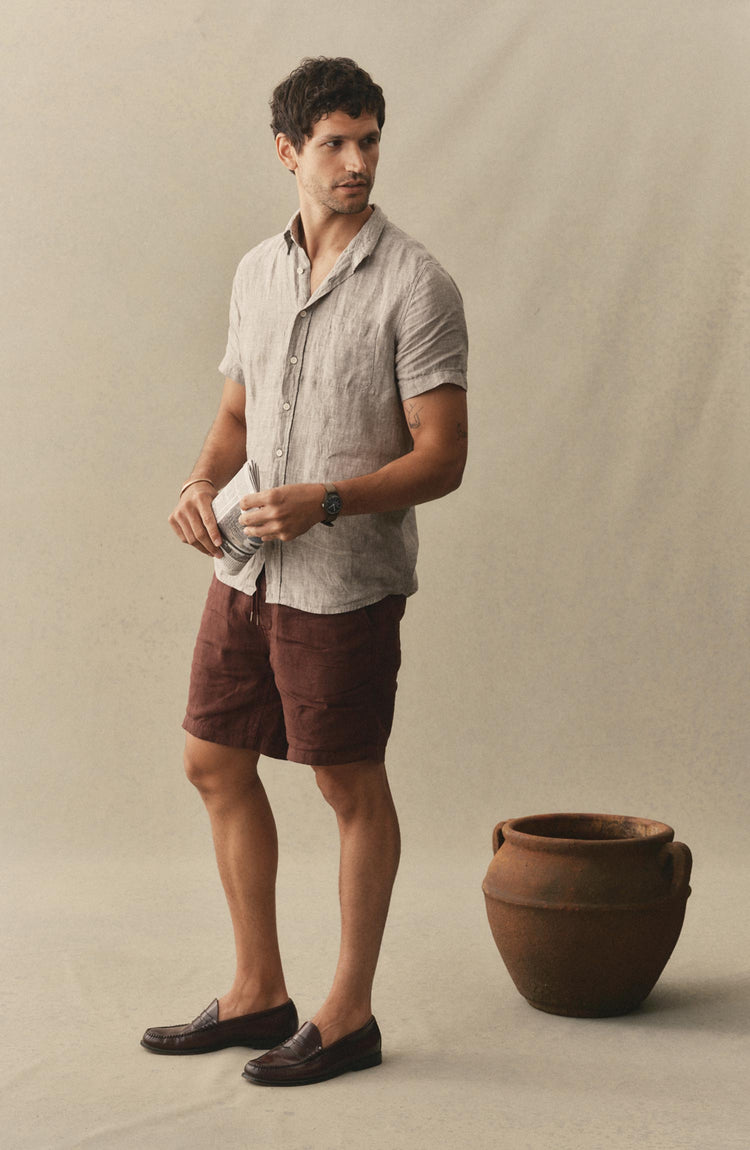 fit model posing in The Short Sleeve California in Hemp