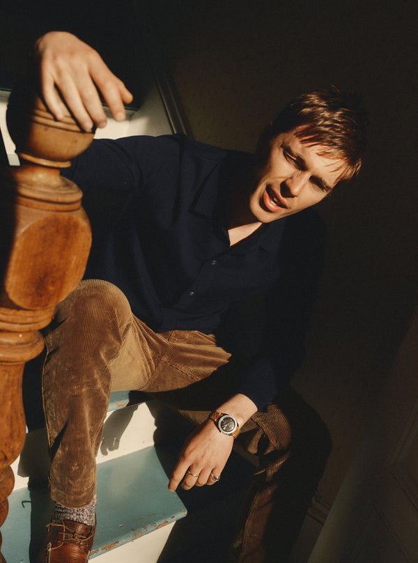 fit model sitting wearing The Nichols Polo in Nocturne Cotton Cashmere